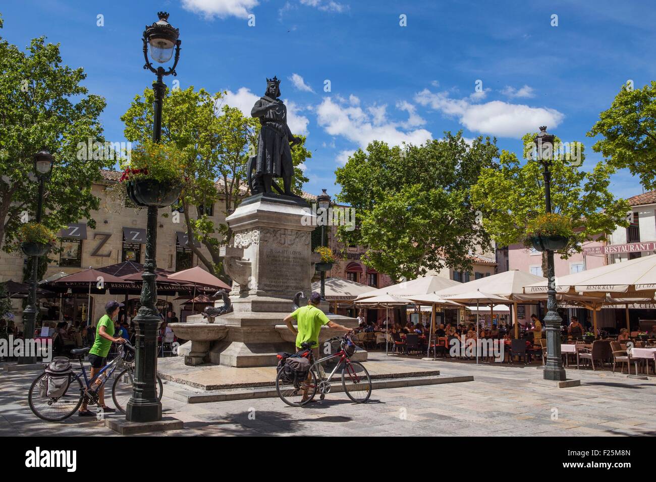 La France, Gard, Aigues Mortes, statue de Saint Louis Banque D'Images