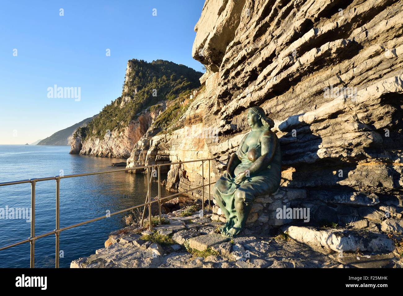 L'Italie, Ligurie, Cinque Terre Cinque Terre National Park, classé au Patrimoine Mondial de l'UNESCO, Portovenere situé dans le Golfe des Poètes, Mater Naturae du sculpteur Lello Scorzelli Banque D'Images