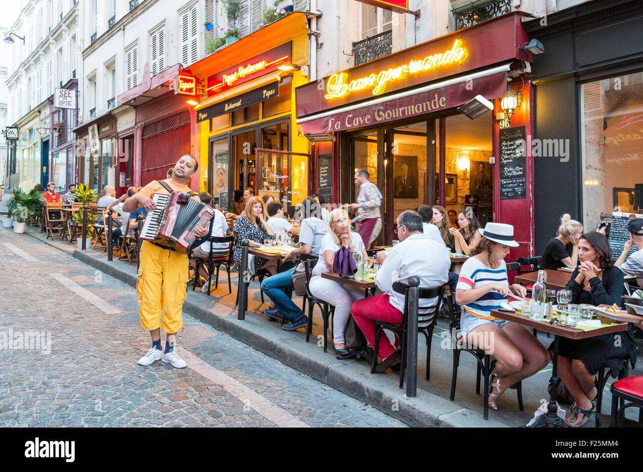 France, Paris, Montmartre, La Cave Gourmande restaurant Banque D'Images
