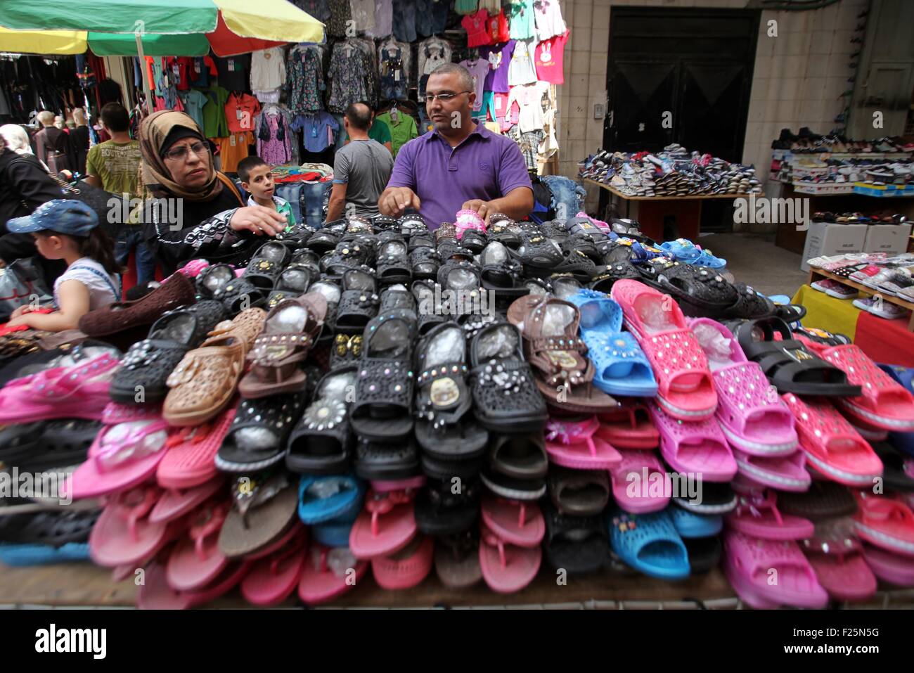 Naplouse. 12 Sep, 2015. Un Palestinien vendeur vend des chaussons dans la ville cisjordanienne de Naplouse, le 12 septembre, 2015. Pour de nombreux hommes d'affaires palestiniens, les marchandises chinoises sont de bons choix en raison des prix bon marché. À Naplouse, 'Chine' est un mot commun à tous, et faites-en-Chine produits sont partout dans les marchés et vendus à des prix raisonnables. © Nidal Eshtayeh/Xinhua/Alamy Live News Banque D'Images