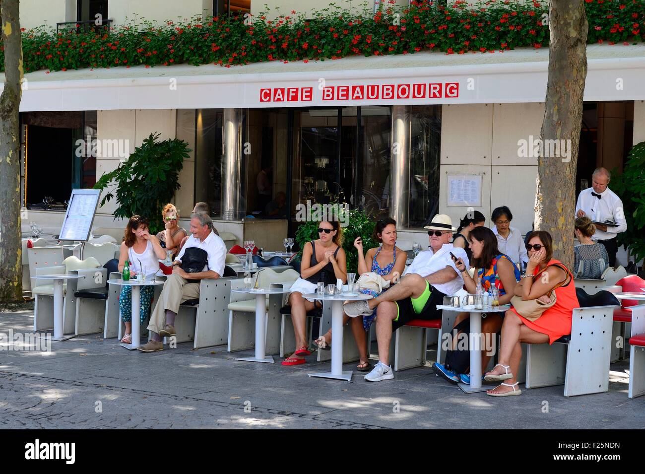 France, Paris, le quartier de Beaubourg, Beaubourg's Cafe terrace Banque D'Images
