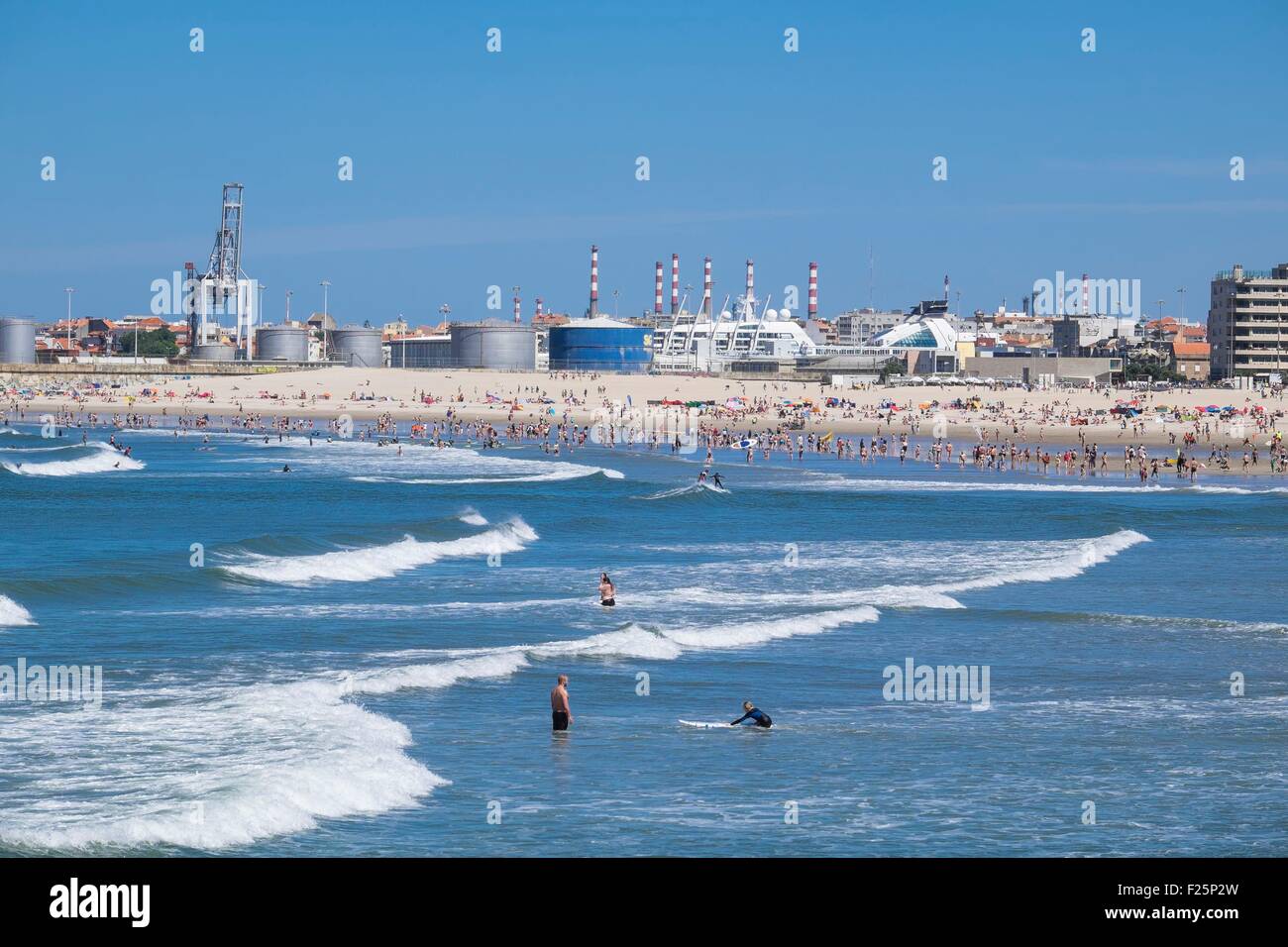 Portugal, région Nord, Matosinhos, l'urban Beach et Port de Leixoes en arrière-plan Banque D'Images