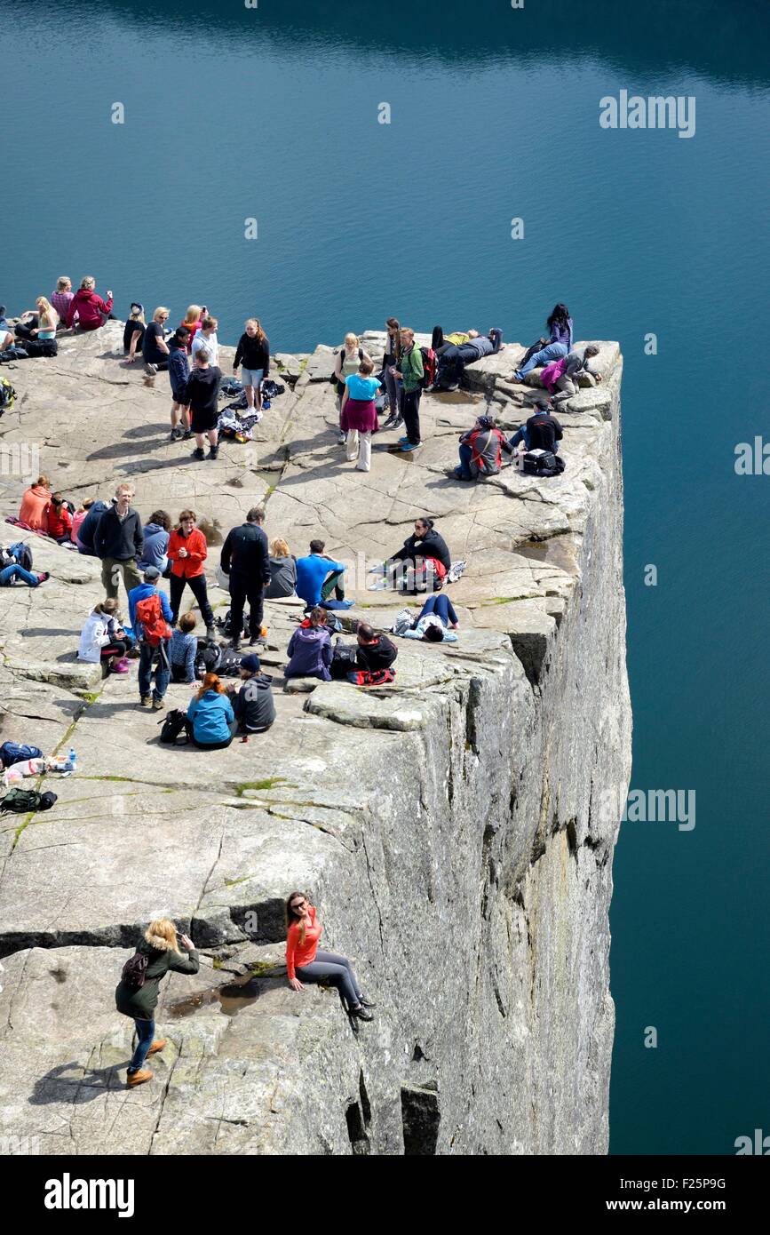 La Norvège, Rogaland, Lysefjord, Preikestolen (Pulpit Rock) 600m au-dessus du fjord Banque D'Images