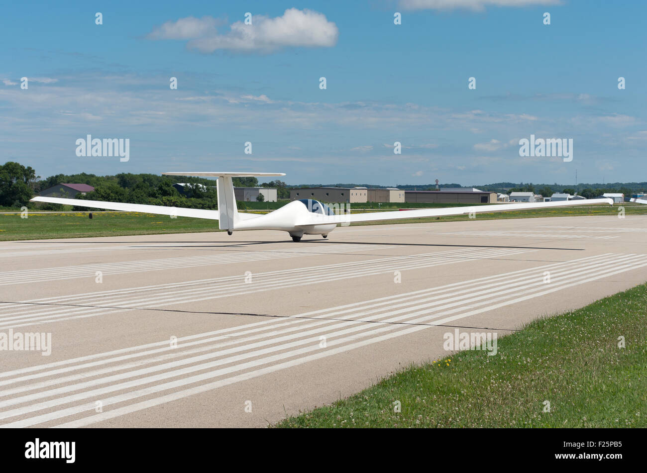 Planeur planeur ou sur la piste prêt à décoller à l'aéroport à faribault dans le Minnesota Banque D'Images