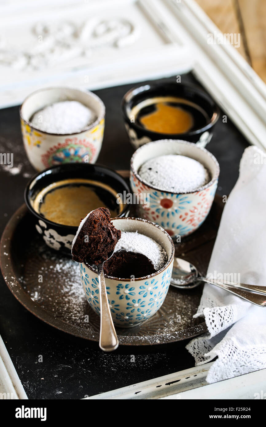 Mug cake au chocolat et des tasses de café. Banque D'Images
