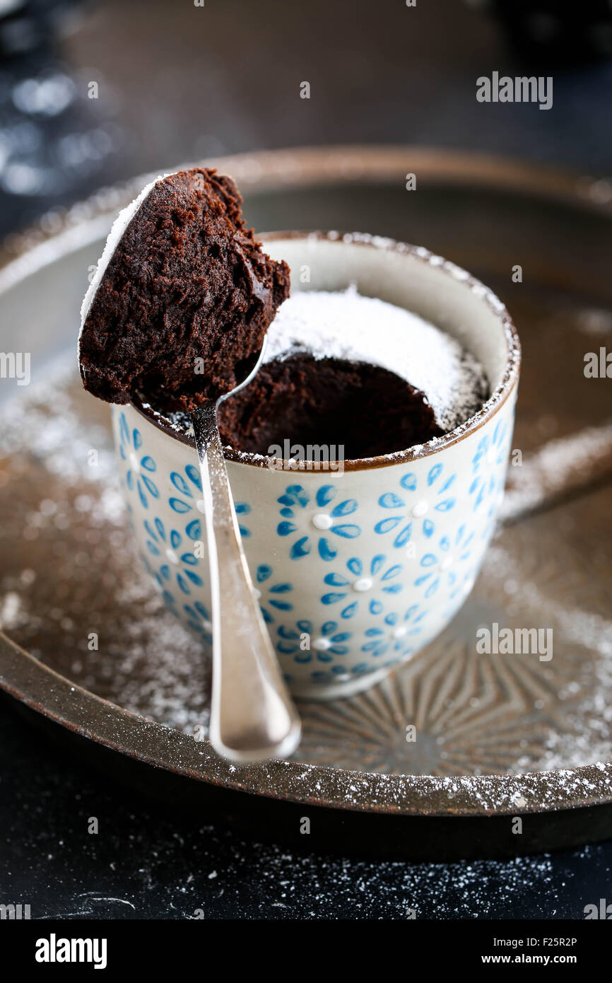 Mug cake au chocolat. Banque D'Images