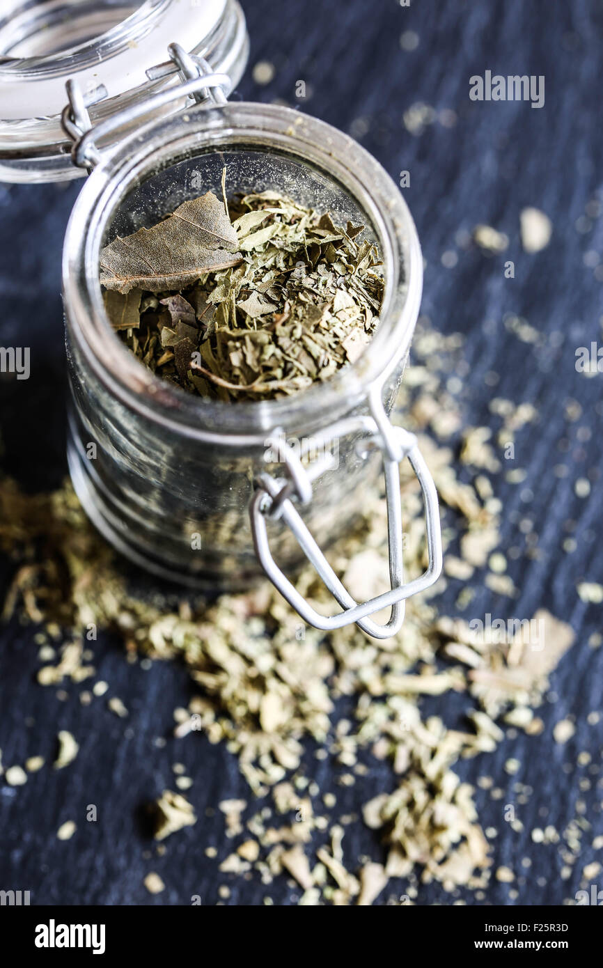 Les feuilles de stevia séchées sur un pot. Banque D'Images