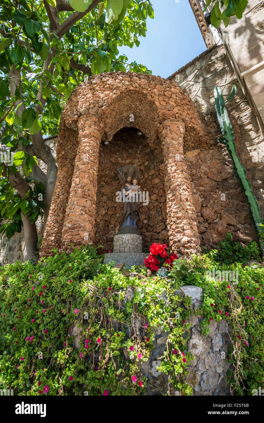 Petit sanctuaire à côté de Saint Joseph de l'église de montagne situé près de Parc Guell à Barcelone, Espagne Banque D'Images