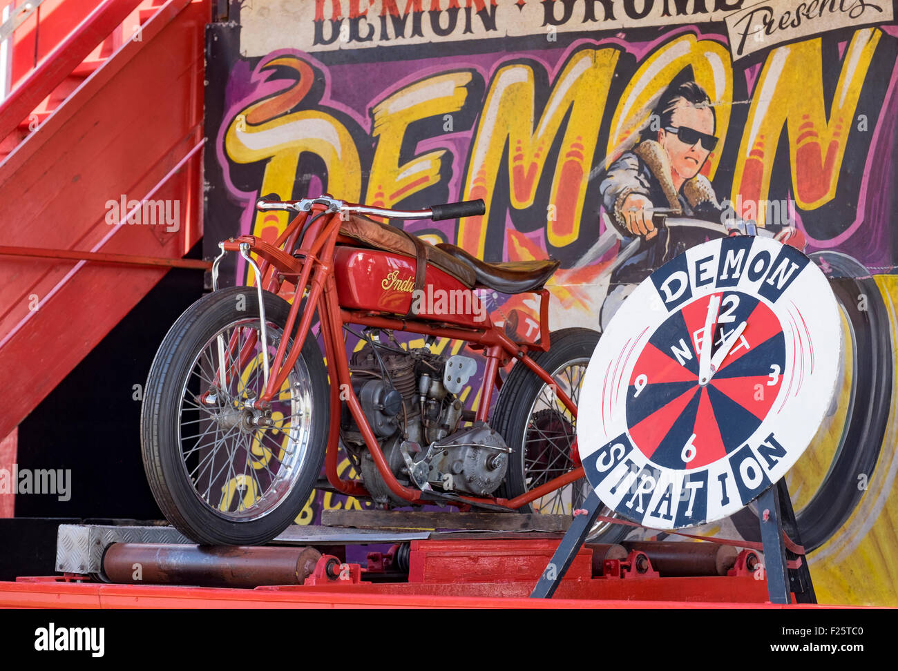 Affichage d'une indienne spécialisée dans le démon utilisé moto drome mur  de la mort la moto stunt attraction Photo Stock - Alamy