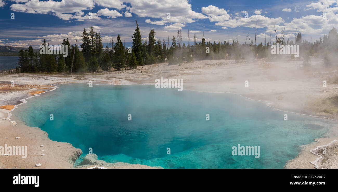 Black Pool à West Thumb Geyser Basin, Parc National de Yellowstone, Wyoming, USA Banque D'Images
