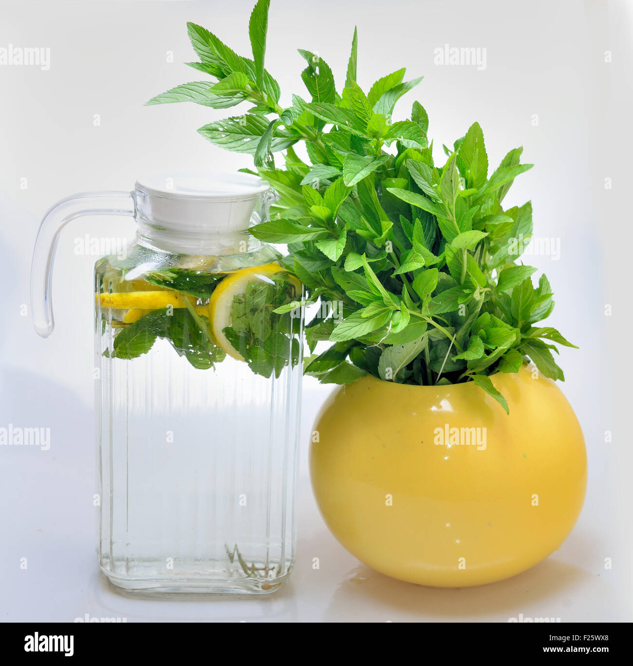 Carafe avec limonade et vase with mint Banque D'Images