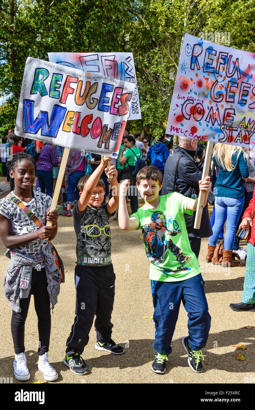 Londres, Royaume-Uni. 12 septembre 2015. Maria, Max et Dylan fièrement leurs pancartes colorées comme ils marchent en faveur des réfugiés. Credit : Gordon 1928/Alamy Live News Banque D'Images