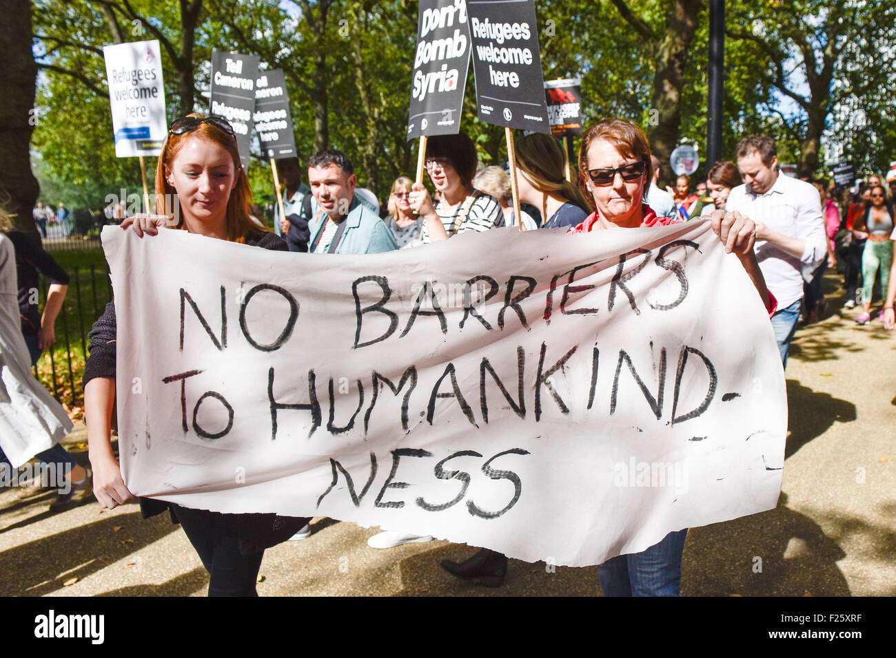 Londres, Royaume-Uni. 12 septembre 2015. Des pancartes et des bannières colorées qui a eu lieu en altitude par des manifestants marchant en faveur des réfugiés. Credit : Gordon 1928/Alamy Live News Banque D'Images