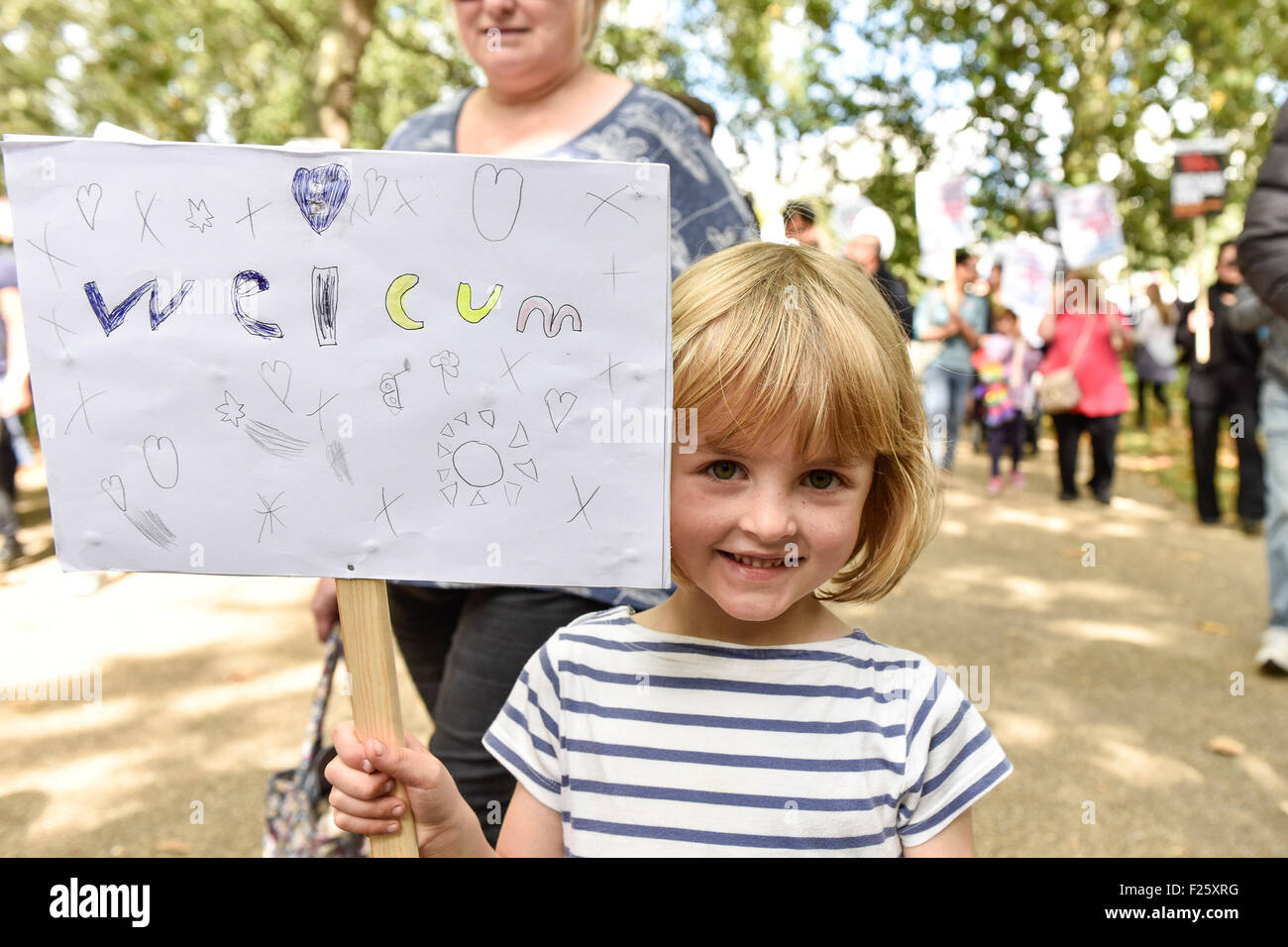 Londres, Royaume-Uni. 12 septembre 2015. 5 ans Isla fait son placard elle-même et de Yprkshire à mars fièrement en faveur des réfugiés. Credit : Gordon 1928/Alamy Live News Banque D'Images