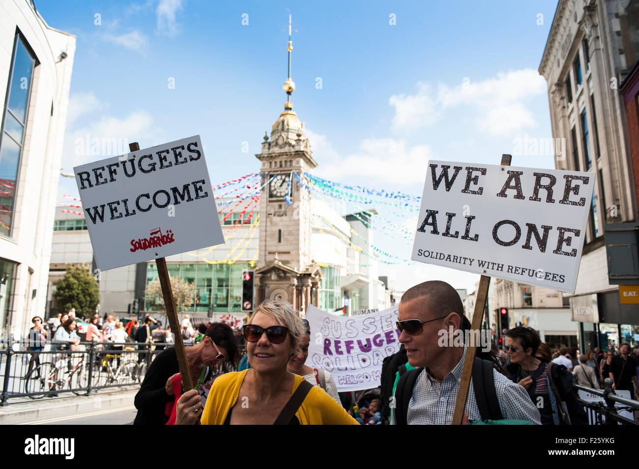 Brighton, East Sussex, UK, le 12 septembre, 2015. Bienvenue réfugiés ici démonstration mars à Brighton & Hove fait partie d'une journée nationale d'action en réponse à la crise des réfugiés. La Journée nationale d'action est soutenu par la parole au racisme, Barac, Coalition contre la guerre, les droits des migrants réseau, War on Want, Assemblée des peuples contre l'austérité, mouvement contre la xénophobie, le racisme et la haine de la musique l'amour Black Out London. Banque D'Images