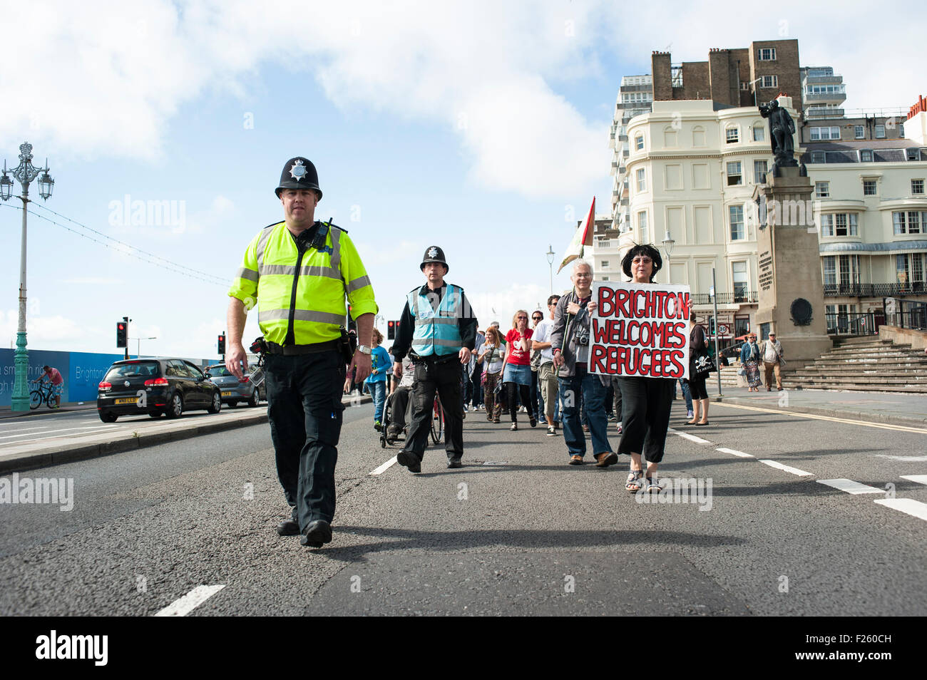 Brighton, East Sussex, UK, le 12 septembre, 2015. Bienvenue réfugiés ici démonstration mars à Brighton & Hove fait partie d'une journée nationale d'action en réponse à la crise des réfugiés. La Journée nationale d'action est soutenu par la parole au racisme, Barac, Coalition contre la guerre, les droits des migrants réseau, War on Want, Assemblée des peuples contre l'austérité, mouvement contre la xénophobie, le racisme et la haine de la musique l'amour Black Out London. Banque D'Images