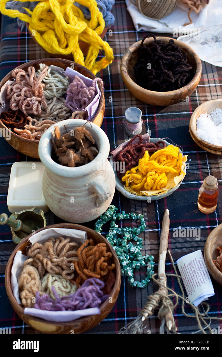 Table avec des céramiques et des bols en bois Banque D'Images