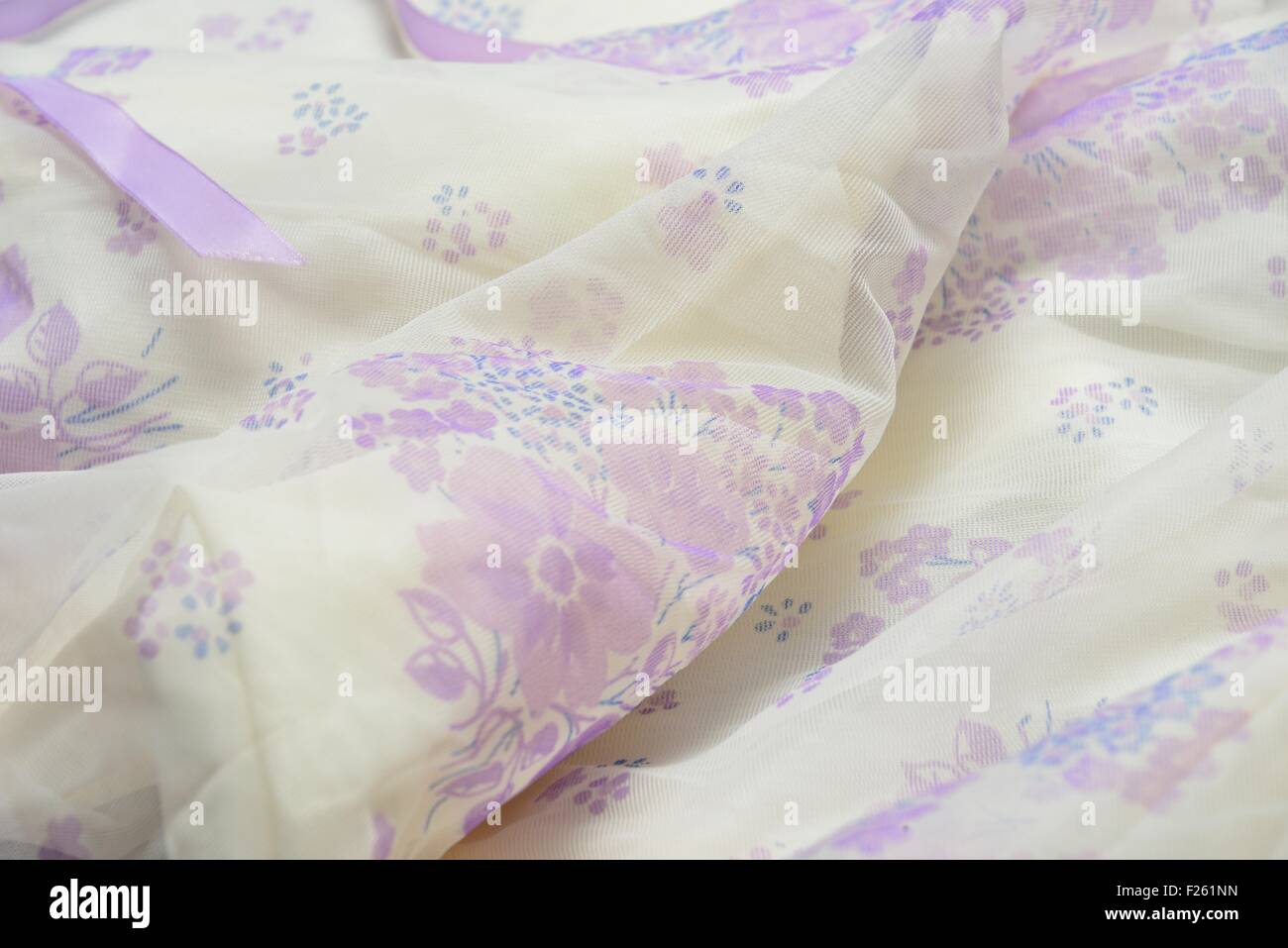 Tulle offres avec fleurs violettes Banque D'Images