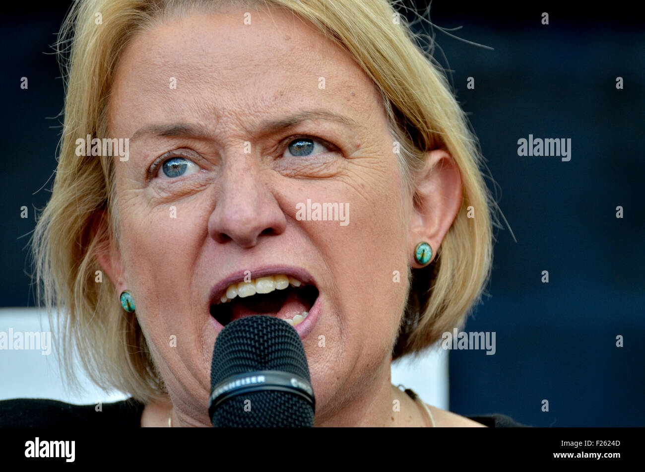 Natalie Bennett, chef du Parti Vert, parlant au "rallye des réfugiés ici Bienvenue dans la place du Parlement, Londres 2015 Banque D'Images