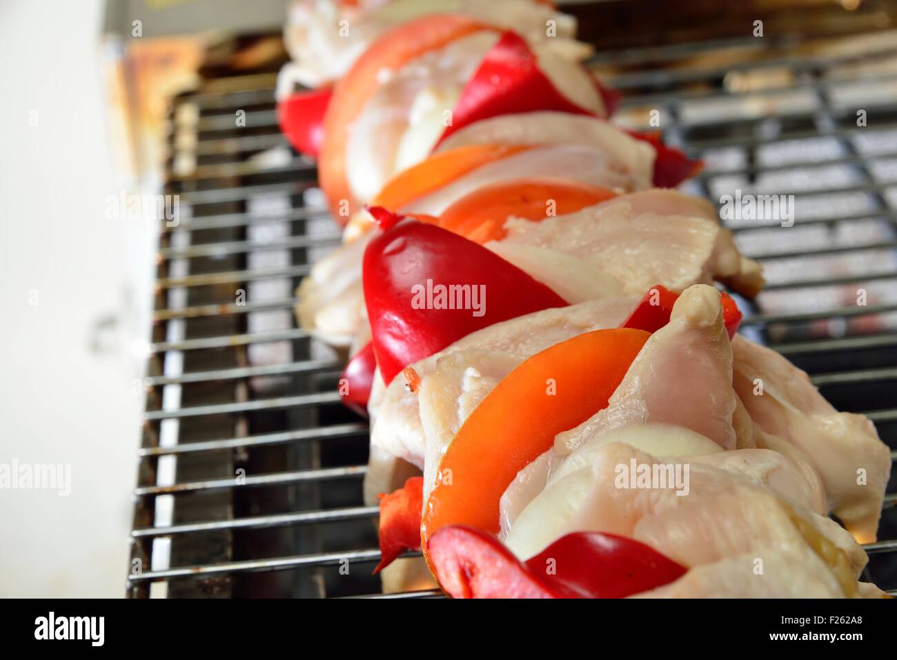 Le poulet cru grillé barbecue avec poivrons, tomates, onionswith les poivrons, tomates, oignons Banque D'Images