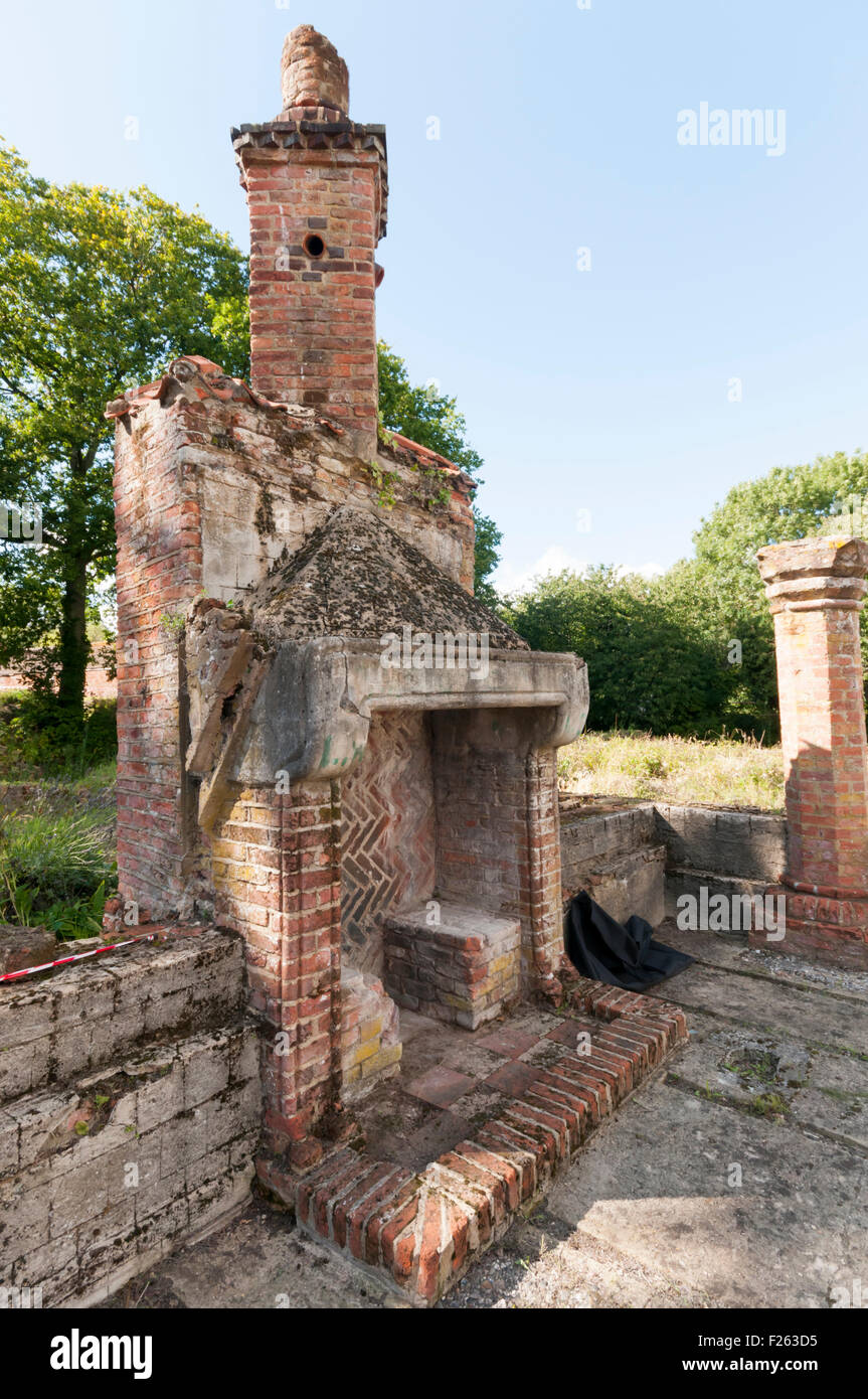 CHISLEHURST, Kent, UK, 12 sept 2015. Le week-end portes ouvertes annuelles de Scadbury Manor, par Orpington & District Archaeological Society, est tenue cette année le 12 et 13 septembre. Les vestiges de l'époque médiévale manoir à douves sont situées entre et de Chislehurst Sidcup et les visiteurs peuvent suivre une visite guidée autour de l'emplacement avec des archéologues sur place pour répondre aux questions. La photographie montre le reste de la grande salle - la grande cheminée est une reconstruction du début du xxe siècle. Credit : Urbanimages/Alamy Live News Banque D'Images
