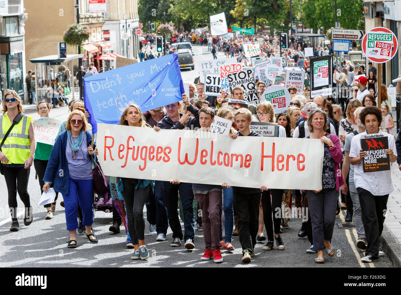 Bristol, UK, le 12 septembre, 2015. Les protestataires sont représentés comme ils mars à Bristol au cours d'une manifestation en faveur des réfugiés. La démonstration faisait partie d'une journée nationale d'action pour appeler le gouvernement britannique à faire plus pour soutenir les réfugiés de quitter les zones de conflit au Moyen-Orient. Credit : lynchpics/Alamy Live News Banque D'Images