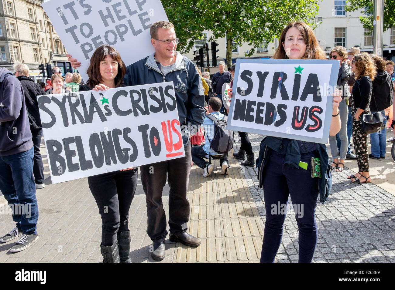 Bristol, UK, le 12 septembre, 2015. Les protestataires sont représentés comme ils mars à Bristol au cours d'une manifestation en faveur des réfugiés. La démonstration faisait partie d'une journée nationale d'action pour appeler le gouvernement britannique à faire plus pour soutenir les réfugiés de quitter les zones de conflit au Moyen-Orient. Credit : lynchpics/Alamy Live News Banque D'Images