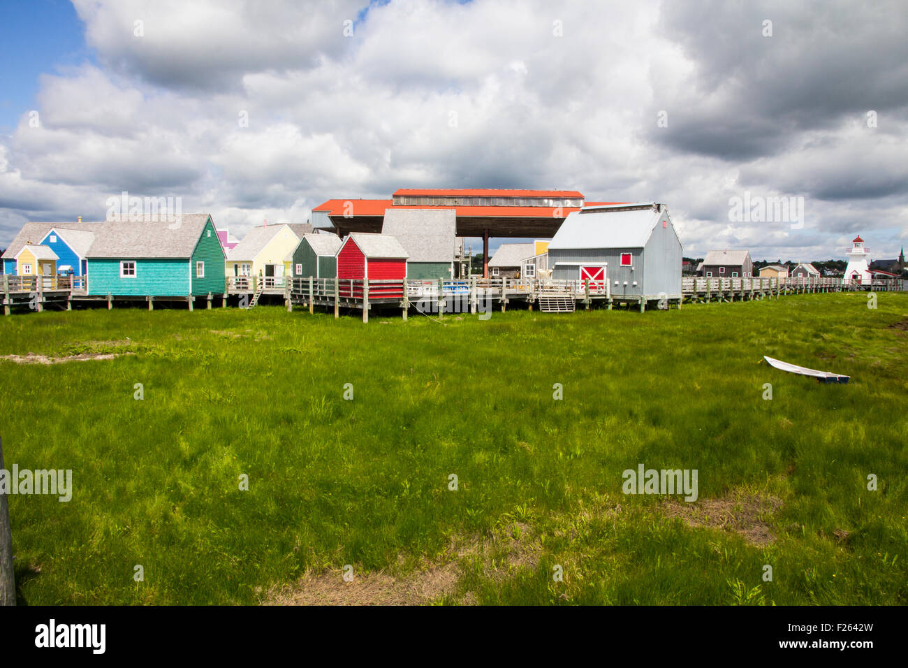 Maisons colorées et les bâtiments sur pilotis dans le pays de la Sagouine, Bouctouche, Nouveau-Brunswick, Canada Banque D'Images