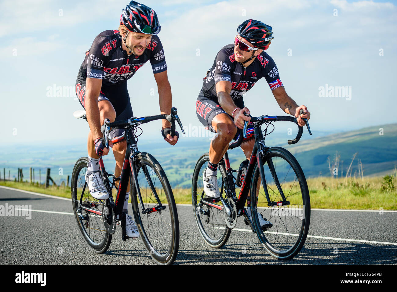 Martin Mortensen et Russell Downing de Cult Energy Pro vélo sur la montée de Hartside sur l'étape 5 du Tour de Grande-Bretagne 2015 Banque D'Images