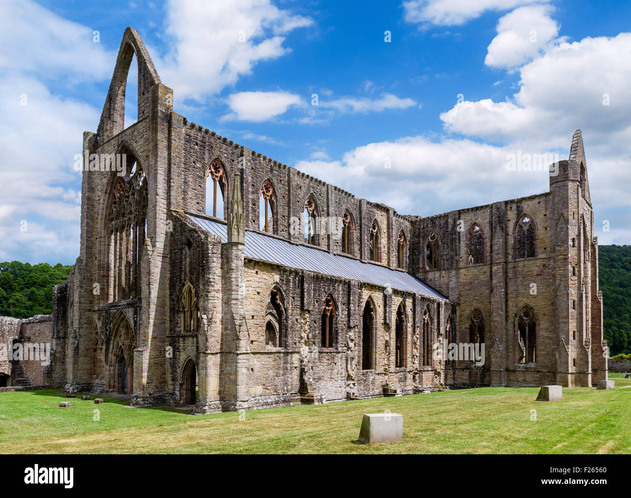 Les ruines de l'abbaye de Tintern, près de Chepstow, vallée de la Wye, Monmouthshire, Wales, UK Banque D'Images