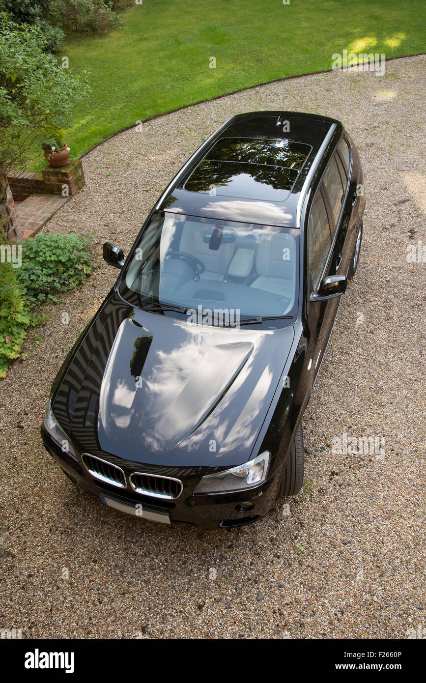 Aperçu d'un 4x4 noir style exécutif voiture avec un toit en verre Banque D'Images