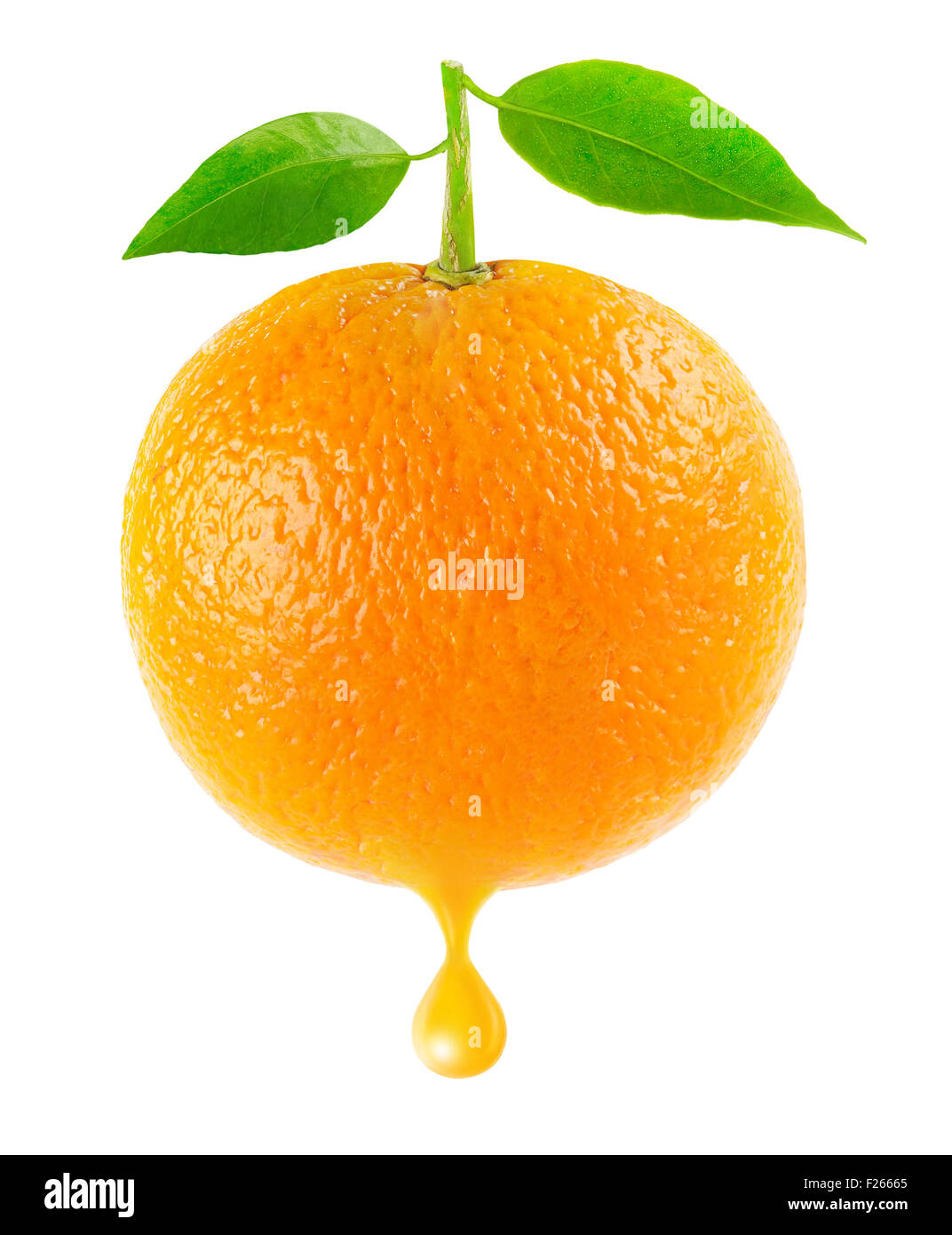 Orange avec une goutte de juice isolated on white Banque D'Images