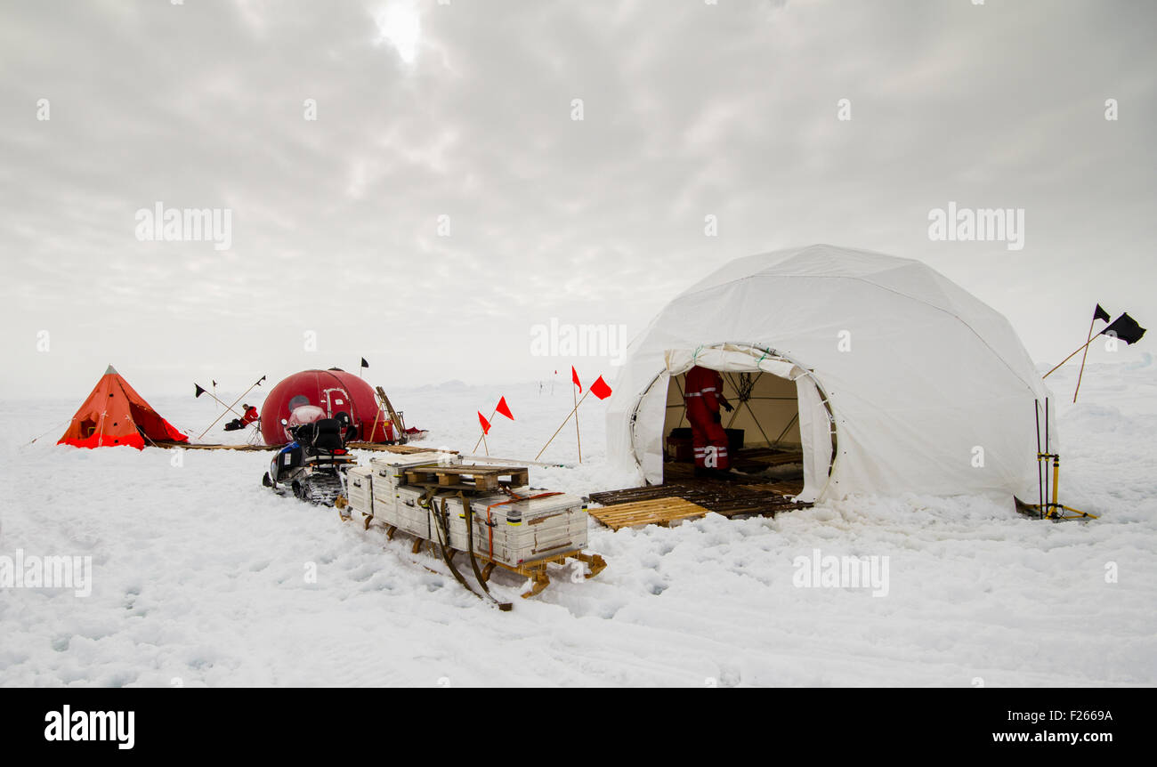 La recherche polaire camp de plongée sur une banquise à la dérive en  Antarctique Photo Stock - Alamy