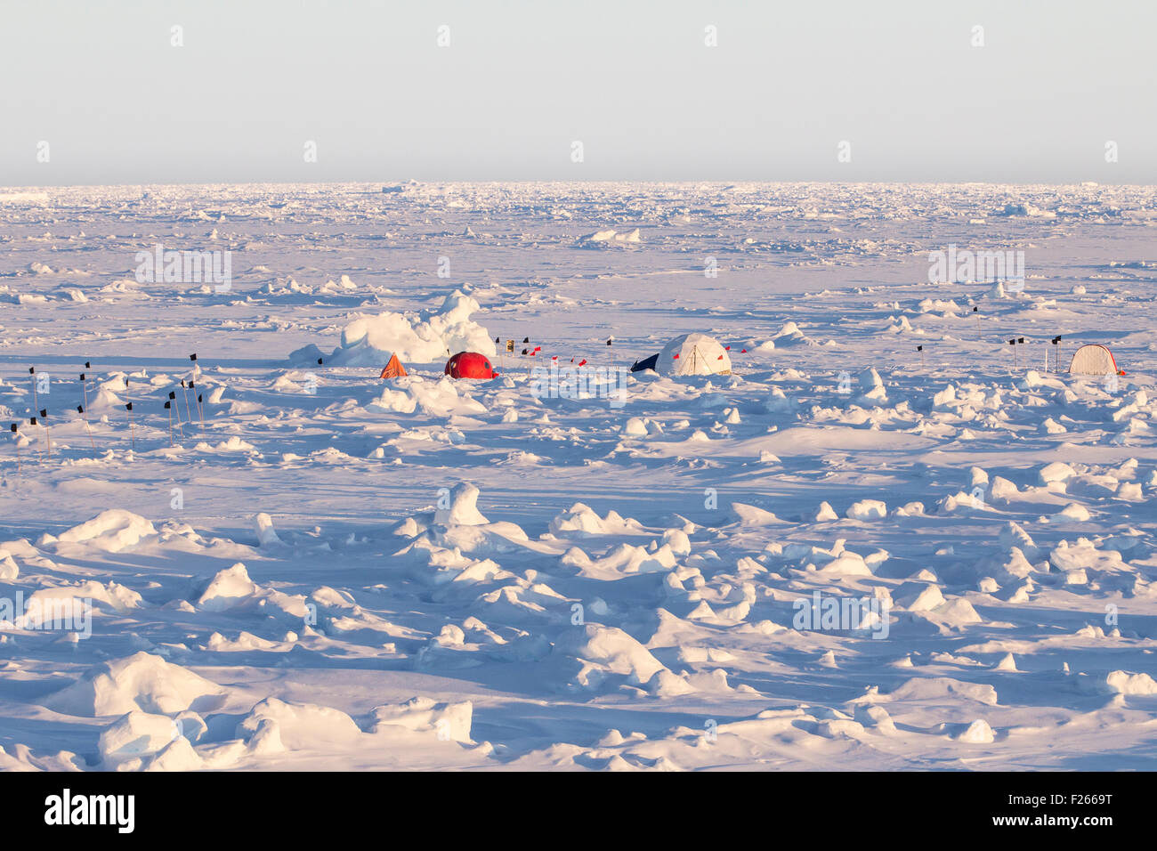Dômes et tente d'un camp de glace recherche sur une banquise dans l'Antarctique Banque D'Images