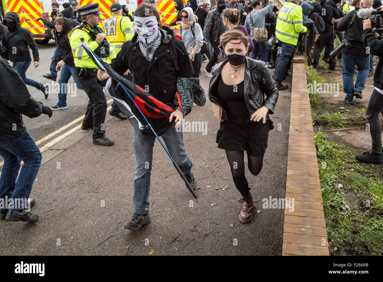 Port de Douvres, Kent, UK. 12 Septembre, 2015. Anti-Fascists en conflit avec la libération des groupes nationalistes et la Police de Kent lors de la libération de mars du Port de Douvres contre les réfugiés et les migrations d'asile à la France Crédit : Guy Josse/Alamy Live News Banque D'Images