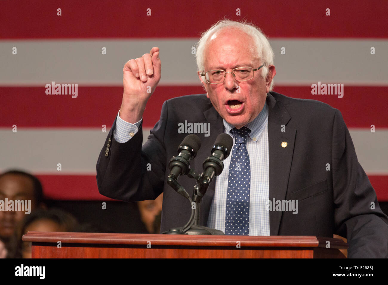 Columbia, Caroline du Sud, USA, le 12 septembre, 2015. Le sénateur américain et le candidat démocrate Bernie Sanders parle à une foule de supporters à l'historic black Benoît College le 12 septembre 2015, à Columbia, SC. Sanders était le second voyage comme un candidat présidentiel à la Caroline du Sud dans l'espoir d'élargir son appel aux électeurs américains d'Afrique du Sud dans le premier état primaire. Banque D'Images Columbia, Caroline du Sud, USA, le 12 septembre, 2015. Le sénateur américain et le candidat démocrate Bernie Sanders parle à une foule de supporters à l'historic black Benoît College le 12 septembre 2015, à Columbia, SC. Sanders était le second voyage comme un candidat présidentiel à la Caroline du Sud dans l'espoir d'élargir son appel aux électeurs américains d'Afrique du Sud dans le premier état primaire. Banque D'Images