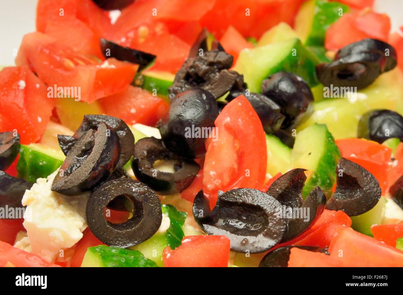 Vinaigrette aux olives noires, tomate et concombre vert rouge Banque D'Images