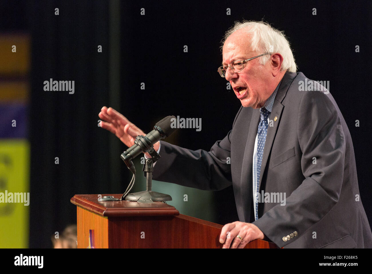 Columbia, Caroline du Sud, USA, le 12 septembre, 2015. Le sénateur américain et le candidat démocrate Bernie Sanders parle à une foule de supporters à l'historic black Benoît College le 12 septembre 2015, à Columbia, SC. Sanders était le second voyage comme un candidat présidentiel à la Caroline du Sud dans l'espoir d'élargir son appel aux électeurs américains d'Afrique du Sud dans le premier état primaire. Banque D'Images Columbia, Caroline du Sud, USA, le 12 septembre, 2015. Le sénateur américain et le candidat démocrate Bernie Sanders parle à une foule de supporters à l'historic black Benoît College le 12 septembre 2015, à Columbia, SC. Sanders était le second voyage comme un candidat présidentiel à la Caroline du Sud dans l'espoir d'élargir son appel aux électeurs américains d'Afrique du Sud dans le premier état primaire. Banque D'Images