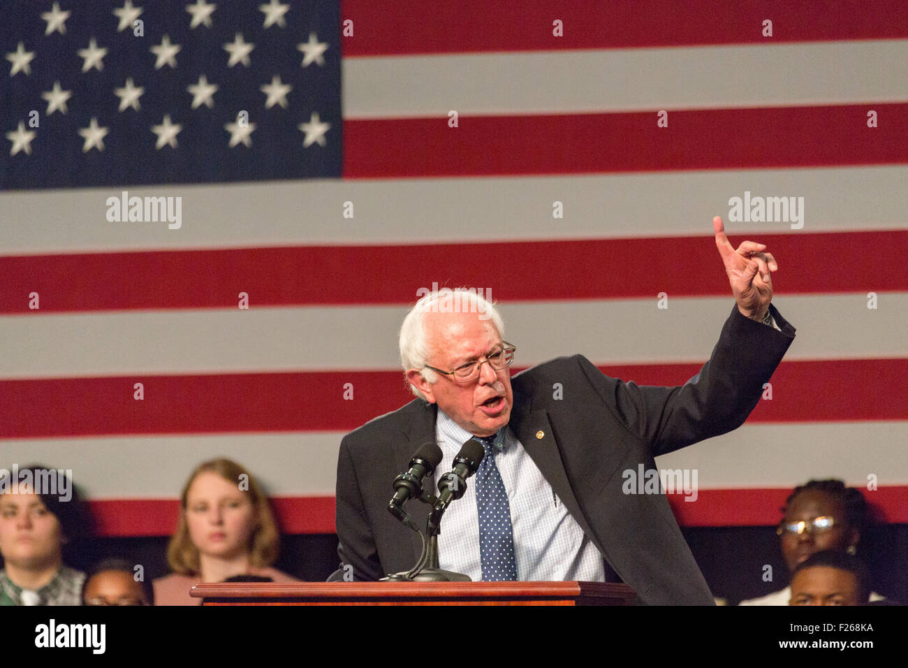 Columbia, Caroline du Sud, USA, le 12 septembre, 2015. Le sénateur américain et le candidat démocrate Bernie Sanders parle à une foule de supporters à l'historic black Benoît College le 12 septembre 2015, à Columbia, SC. Sanders était le second voyage comme un candidat présidentiel à la Caroline du Sud dans l'espoir d'élargir son appel aux électeurs américains d'Afrique du Sud dans le premier état primaire. Banque D'Images Columbia, Caroline du Sud, USA, le 12 septembre, 2015. Le sénateur américain et le candidat démocrate Bernie Sanders parle à une foule de supporters à l'historic black Benoît College le 12 septembre 2015, à Columbia, SC. Sanders était le second voyage comme un candidat présidentiel à la Caroline du Sud dans l'espoir d'élargir son appel aux électeurs américains d'Afrique du Sud dans le premier état primaire. Banque D'Images