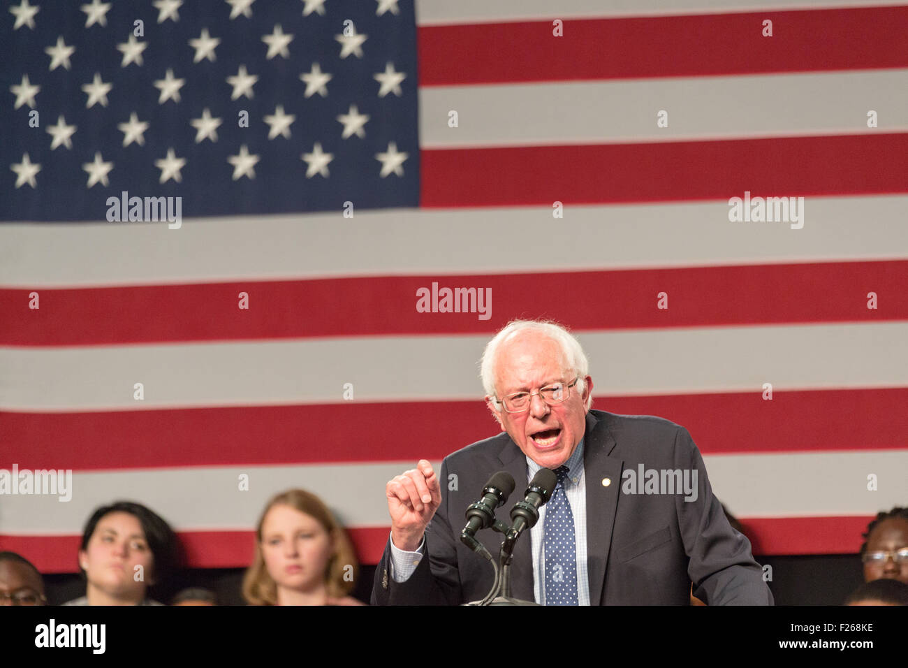 Columbia, Caroline du Sud, USA, le 12 septembre, 2015. Le sénateur américain et le candidat démocrate Bernie Sanders parle à une foule de supporters à l'historic black Benoît College le 12 septembre 2015, à Columbia, SC. Sanders était le second voyage comme un candidat présidentiel à la Caroline du Sud dans l'espoir d'élargir son appel aux électeurs américains d'Afrique du Sud dans le premier état primaire. Banque D'Images Columbia, Caroline du Sud, USA, le 12 septembre, 2015. Le sénateur américain et le candidat démocrate Bernie Sanders parle à une foule de supporters à l'historic black Benoît College le 12 septembre 2015, à Columbia, SC. Sanders était le second voyage comme un candidat présidentiel à la Caroline du Sud dans l'espoir d'élargir son appel aux électeurs américains d'Afrique du Sud dans le premier état primaire. Banque D'Images