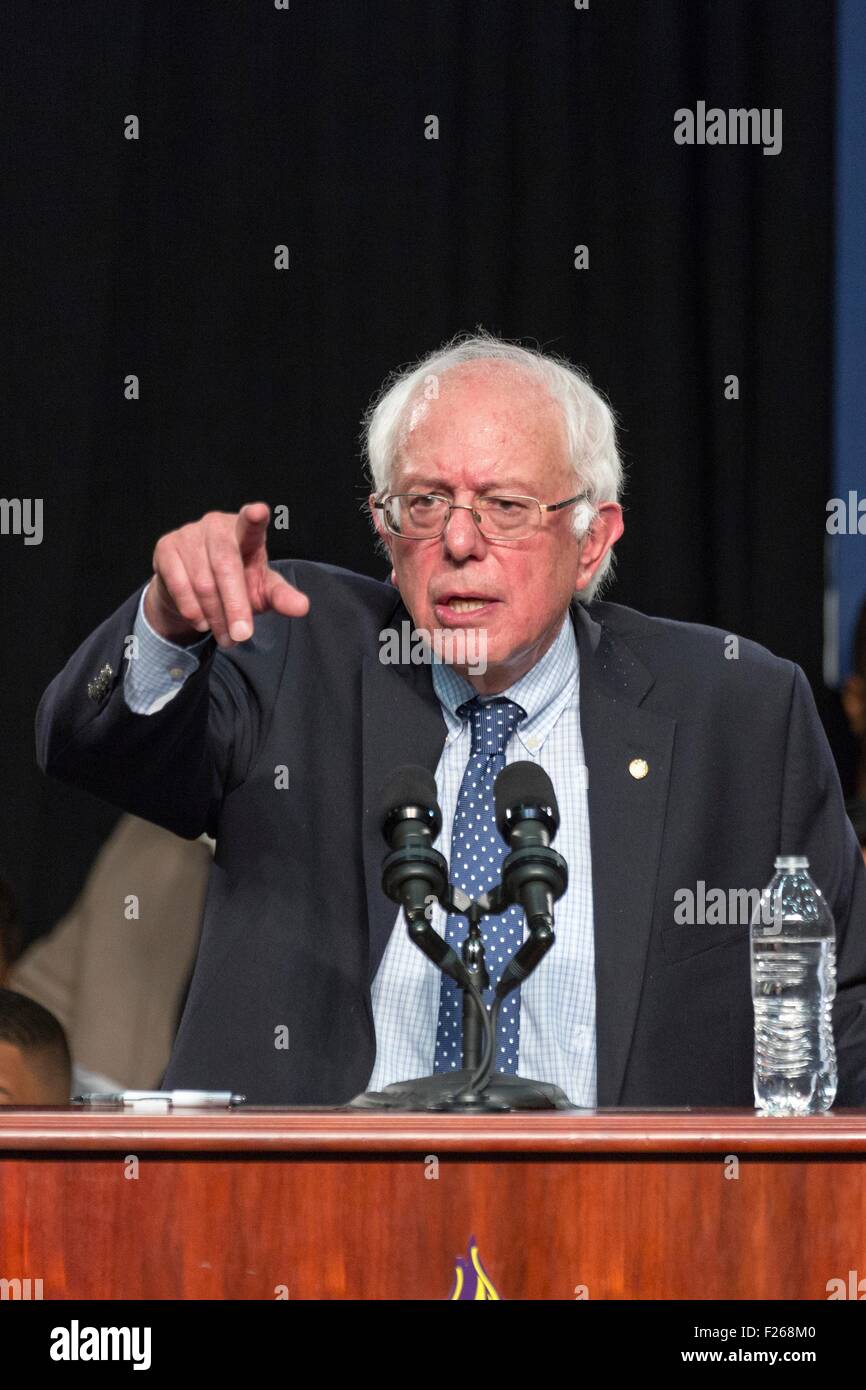 Columbia, Caroline du Sud, USA, le 12 septembre, 2015. Le sénateur américain et le candidat démocrate Bernie Sanders parle à une foule de supporters à l'historic black Benoît College le 12 septembre 2015, à Columbia, SC. Sanders était le second voyage comme un candidat présidentiel à la Caroline du Sud dans l'espoir d'élargir son appel aux électeurs américains d'Afrique du Sud dans le premier état primaire. Banque D'Images Columbia, Caroline du Sud, USA, le 12 septembre, 2015. Le sénateur américain et le candidat démocrate Bernie Sanders parle à une foule de supporters à l'historic black Benoît College le 12 septembre 2015, à Columbia, SC. Sanders était le second voyage comme un candidat présidentiel à la Caroline du Sud dans l'espoir d'élargir son appel aux électeurs américains d'Afrique du Sud dans le premier état primaire. Banque D'Images