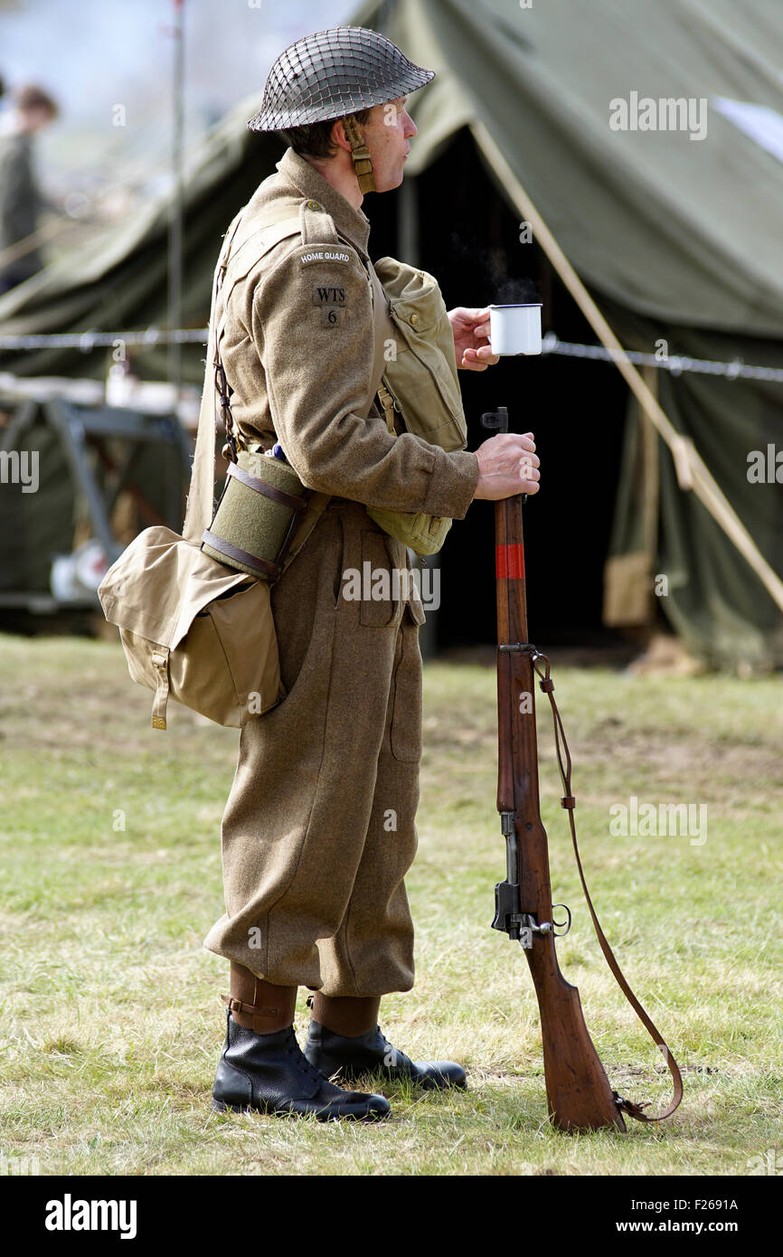 A la reconstitution médiévale vêtus de l'uniforme d'un WW2 British Army Home Guard Soldat Banque D'Images