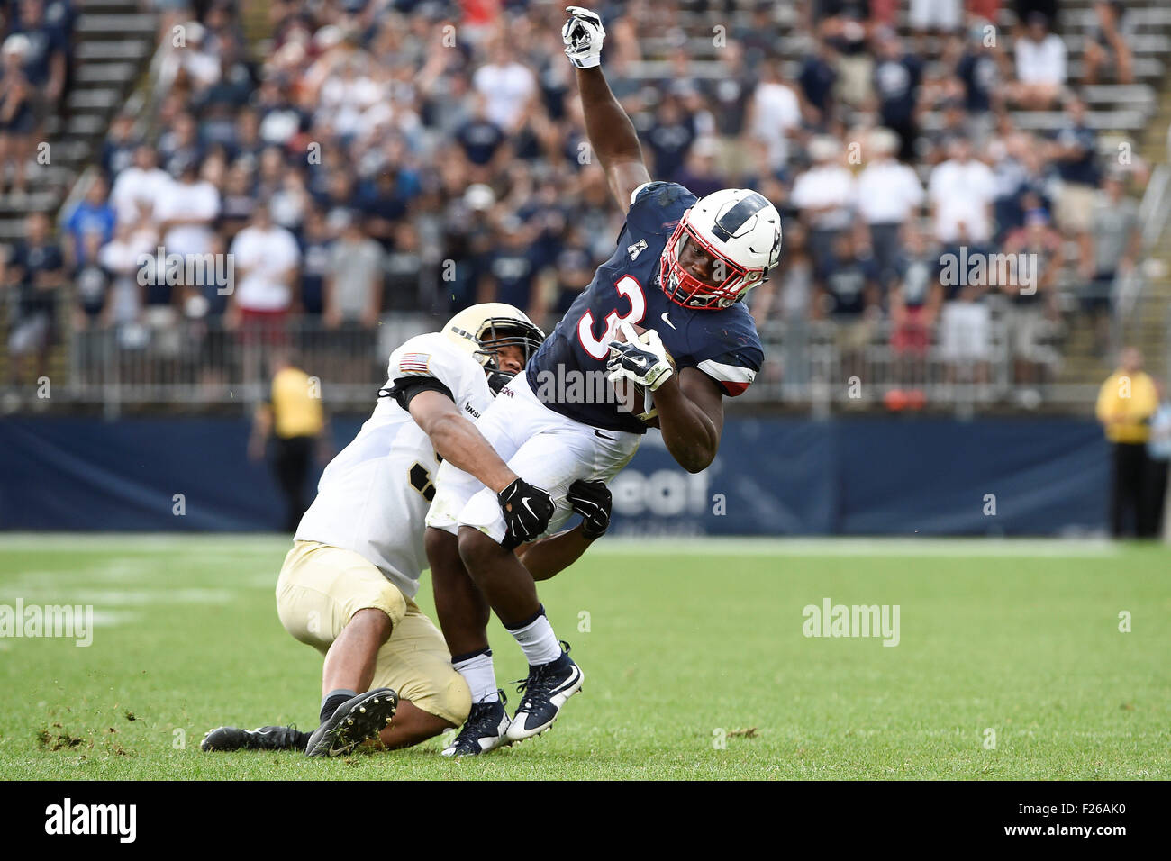 12 septembre 2015 - Black Knights de l'Armée de secondeur Kenneth Brinson (56) fait tomber le Connecticut Huskies d'utiliser de nouveau Ron Johnson (3) au cours de la NCAA football match entre l'armée et les Black Knights Connecticut Huskies tenue à Pratt & Whitney au stade Stade Rentschler Field à East Hartford dans le Connecticut. Le Connecticut Huskies défait les Black Knights de l'Armée de 22-17. Eric Canha/CSM Banque D'Images