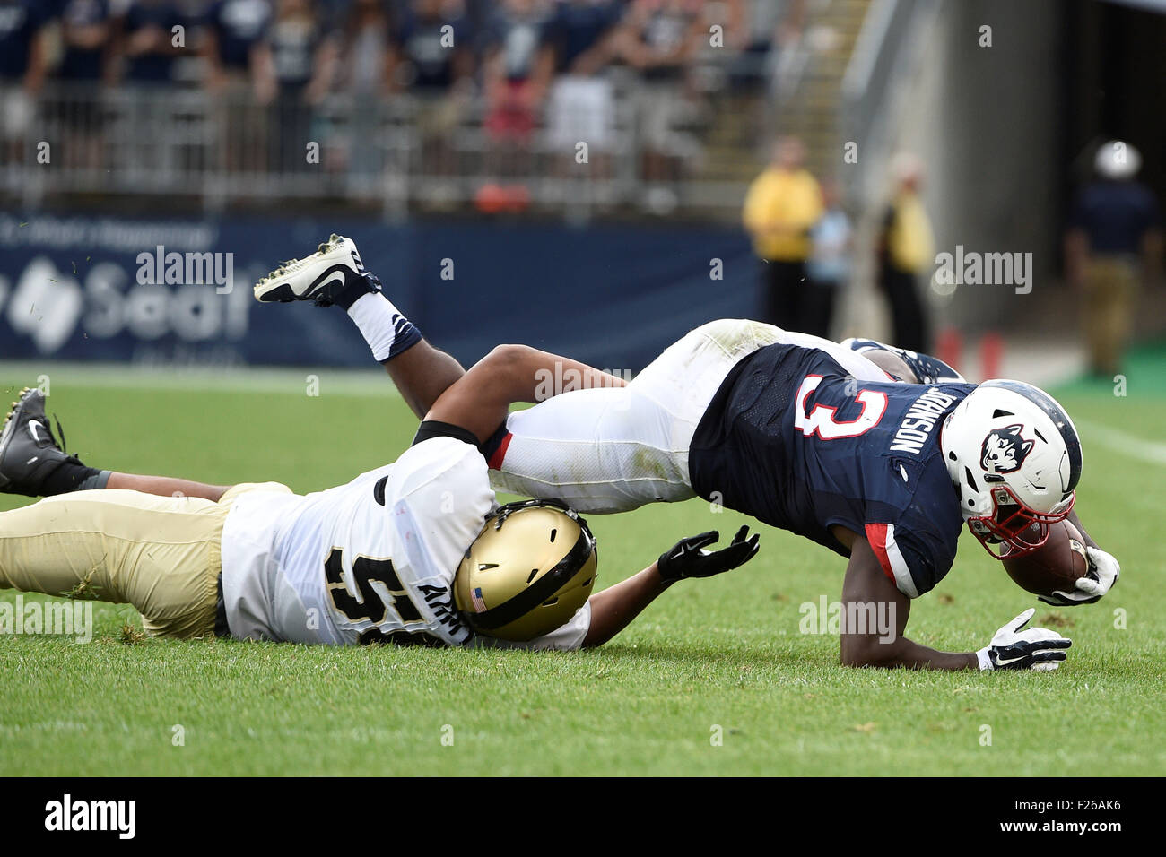 12 septembre 2015 - Black Knights de l'Armée de secondeur Kenneth Brinson (56) fait tomber le Connecticut Huskies d'utiliser de nouveau Ron Johnson (3) au cours de la NCAA football match entre l'armée et les Black Knights Connecticut Huskies tenue à Pratt & Whitney au stade Stade Rentschler Field à East Hartford dans le Connecticut. Le Connecticut Huskies défait les Black Knights de l'Armée de 22-17. Eric Canha/CSM Banque D'Images