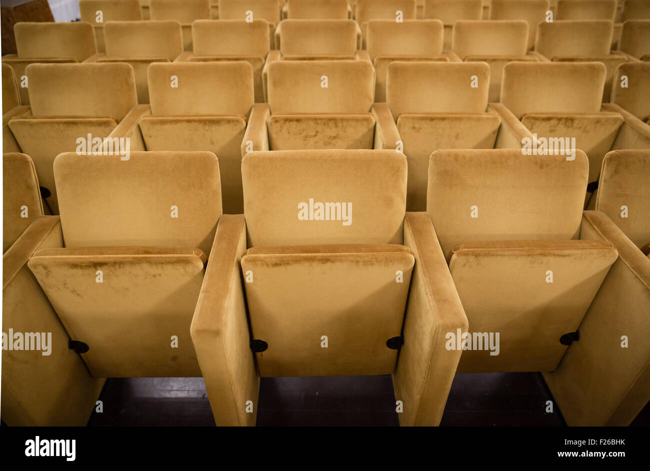 Chaises vides au cinéma ou au théâtre avec ton or Banque D'Images