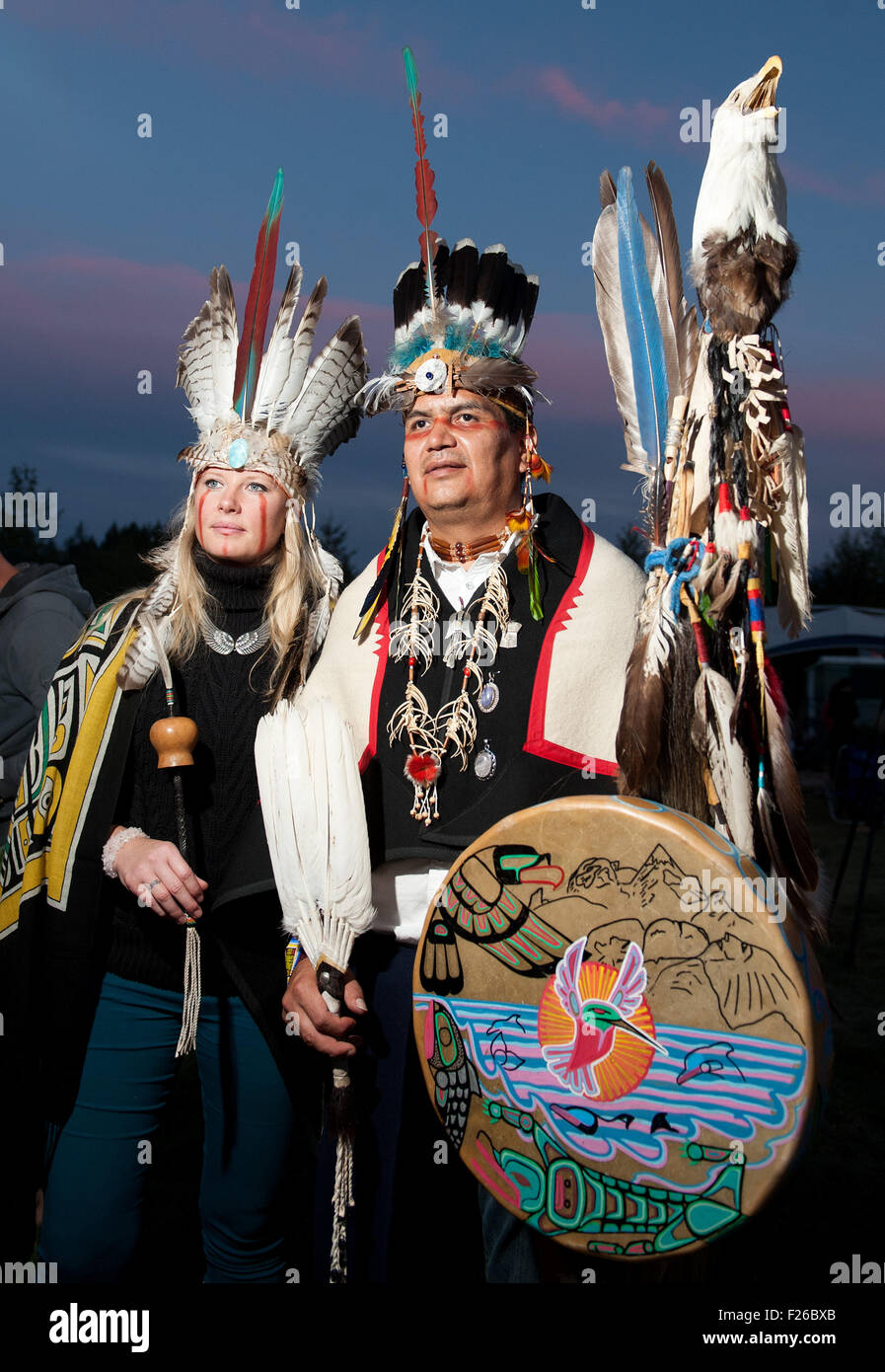 Un couple d'Américains autochtones traditionnelles, ou indien, des coiffes. Côte béni, Festival de Yoga et contre-culture hippy festiva Banque D'Images