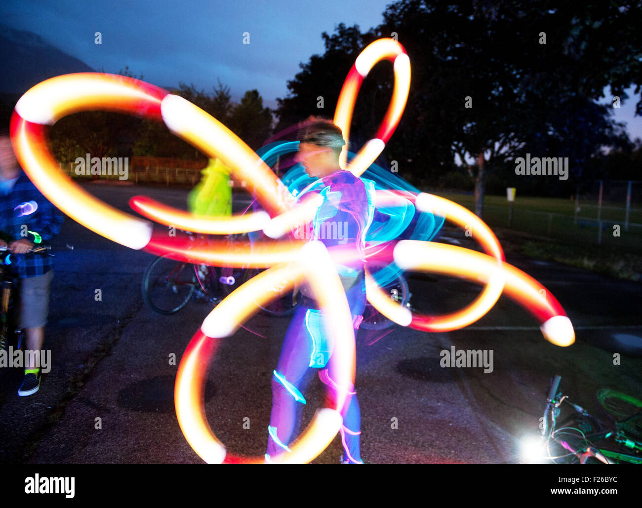 Le vélo de Squamish, Rave où décorer leurs vélos avec des lumières et des bâtons et puis roulé de Stan Clarke à Brennan Banque D'Images