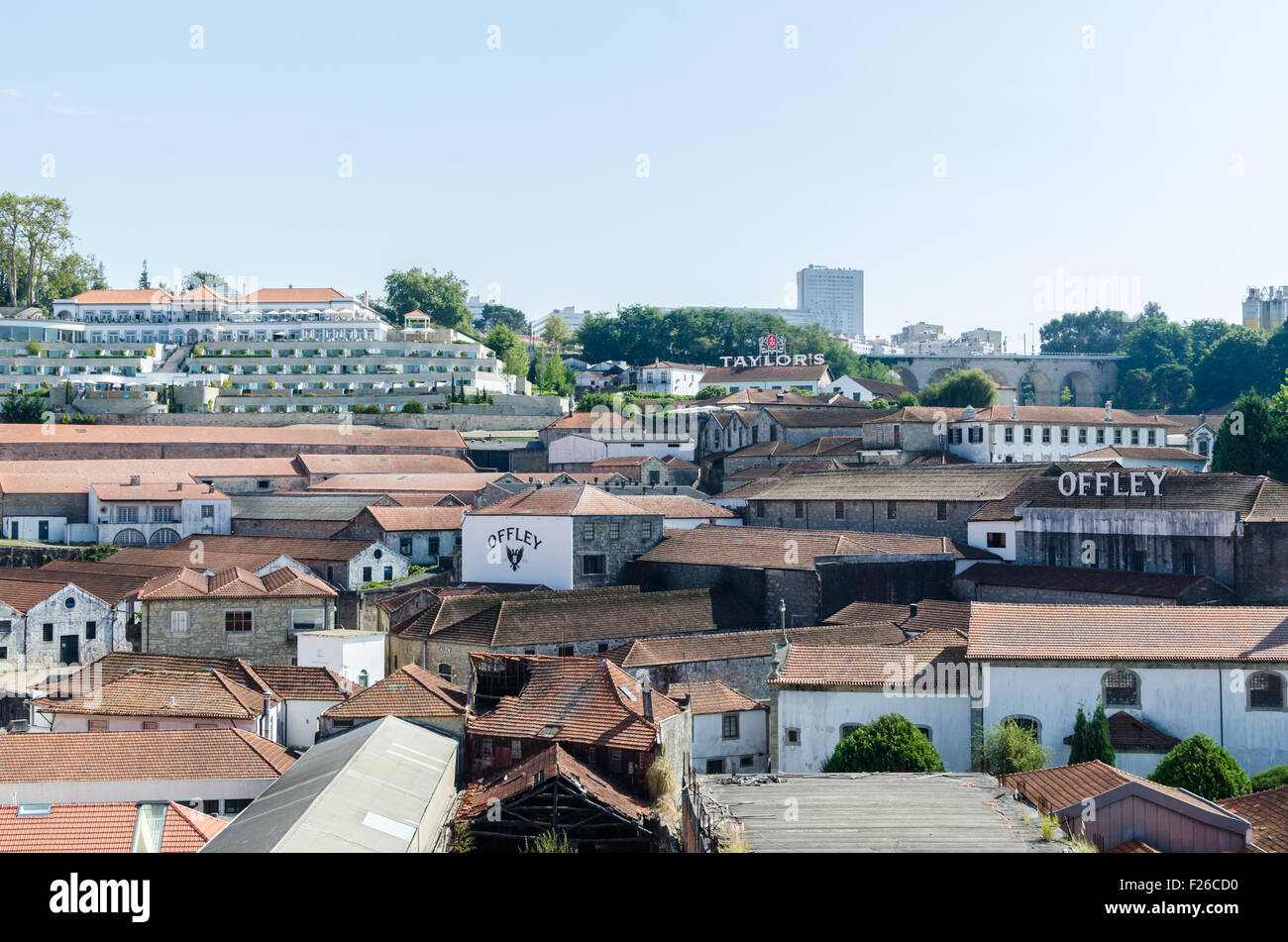 Vue sur Vila Nova de Gaia à Porto montrant l'hôtel Yeatman et des caves de Porto de Taylors et Offley Banque D'Images