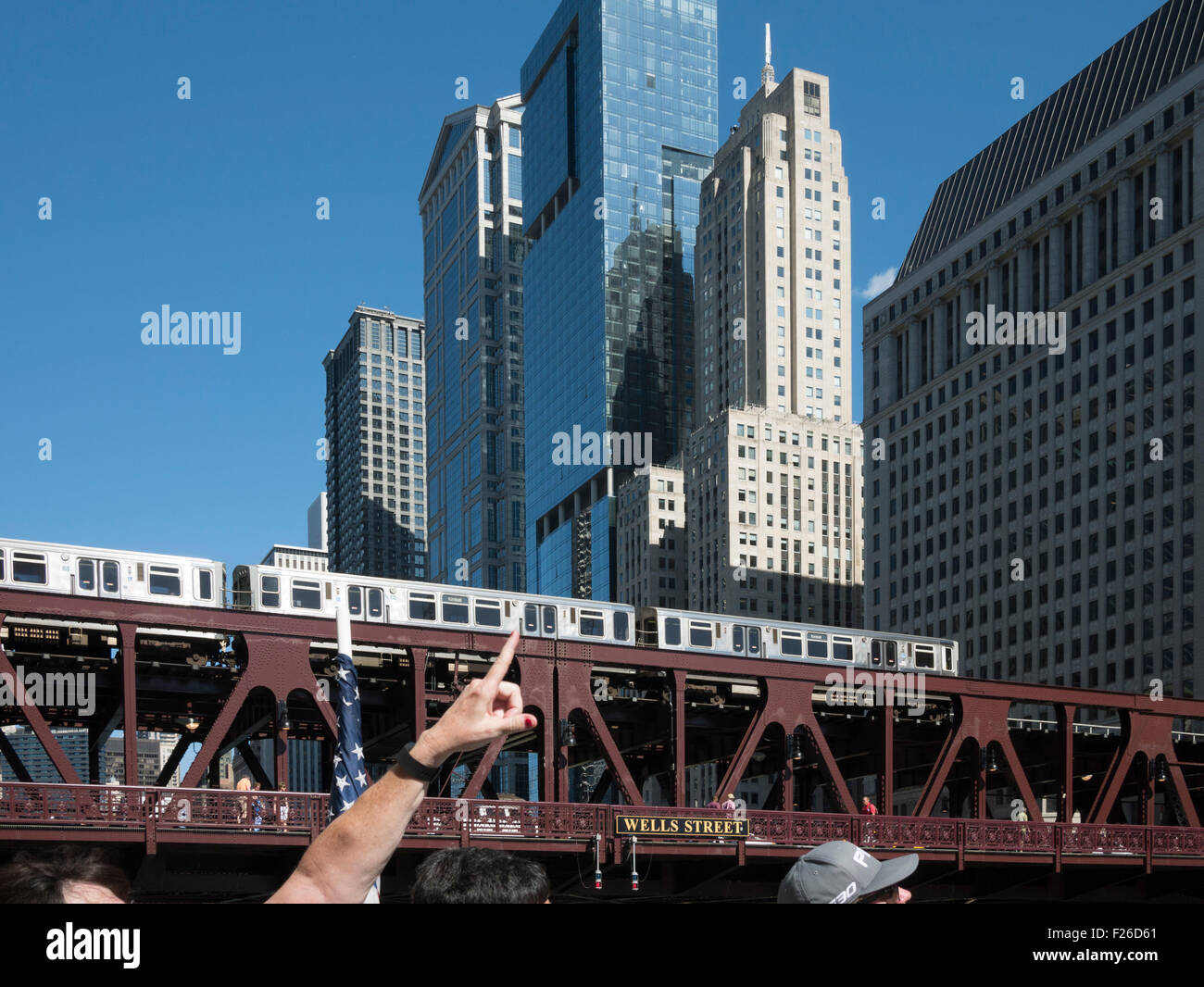 Homme pointant vers des bâtiments sur Wells Street, centre-ville de Chicago, IL Banque D'Images