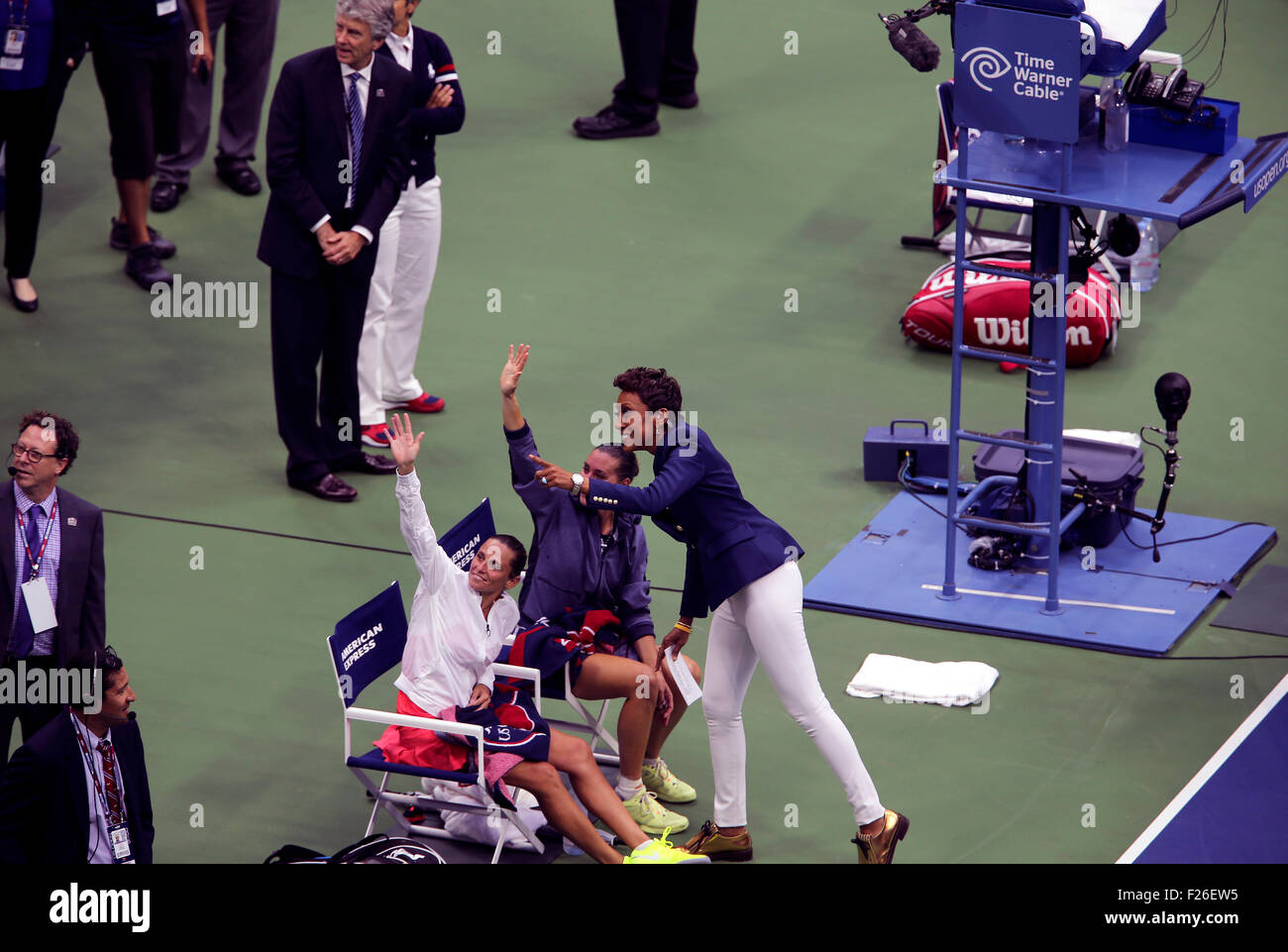 New York, USA. 12 Sep, 2015. Flavia Penetta d Italie et compatriote Roberta Vinci vague au premier ministre de l'Italie en attendant la cérémonie de remise des prix trophée après Penetta a remporté la finale de l'US Open à Flushing Meadows, New York dans l'après-midi du 12 septembre 2015. L'animateur Robin Roberts fait remarquer aux joueurs où il était assis. Crédit : Adam Stoltman/Alamy Live News Banque D'Images